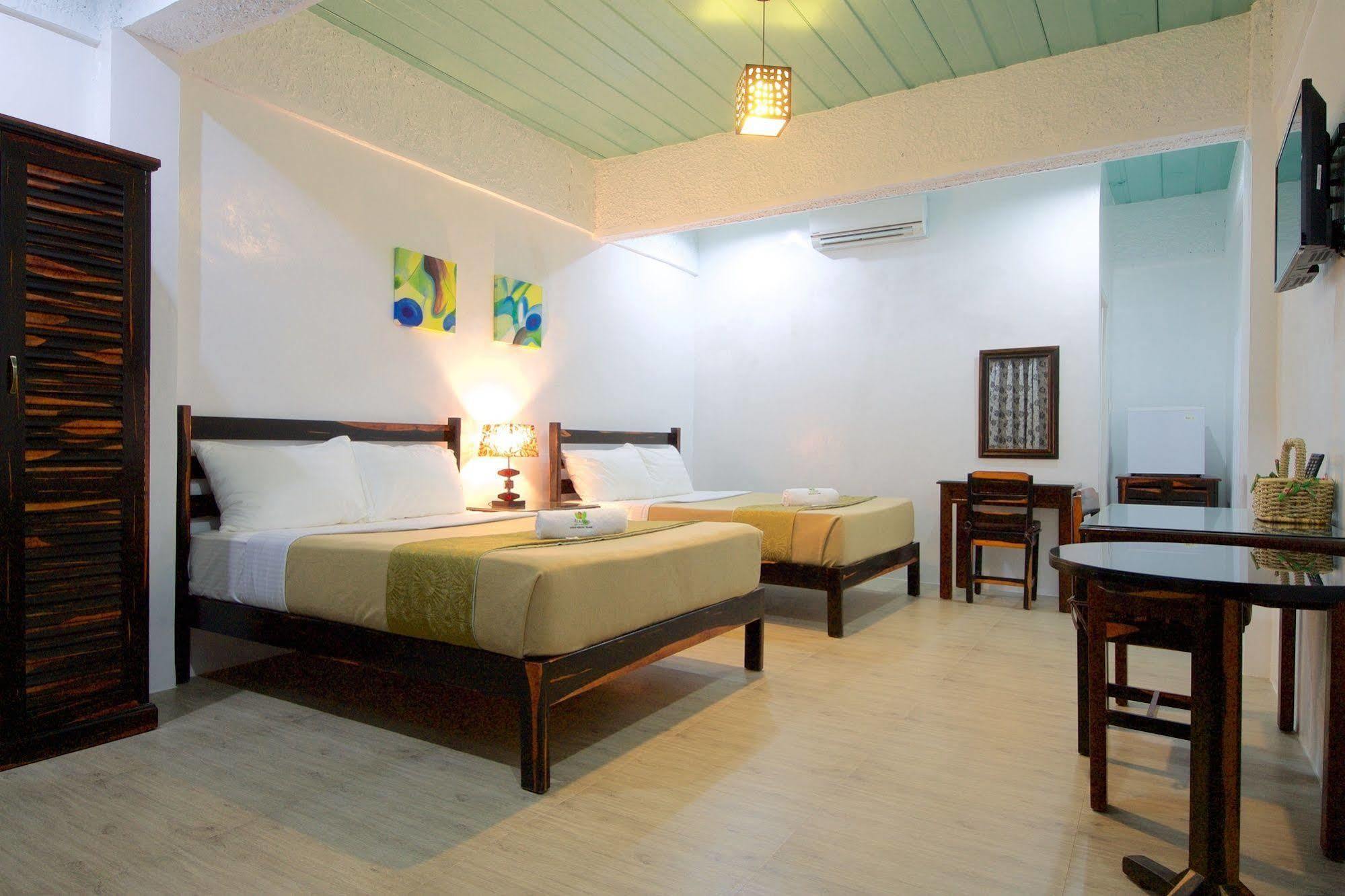 Ala Amid Bed And Breakfast Puerto Princesa Esterno foto