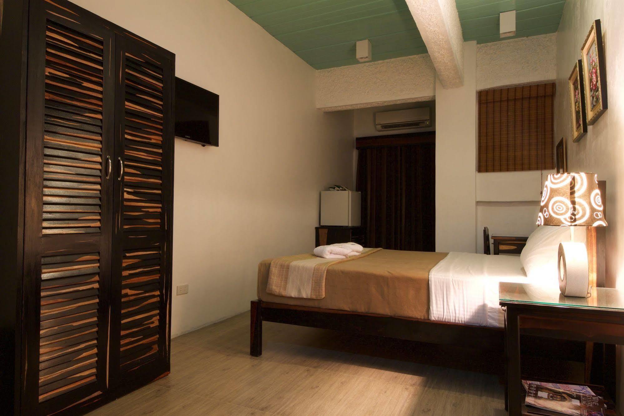 Ala Amid Bed And Breakfast Puerto Princesa Esterno foto